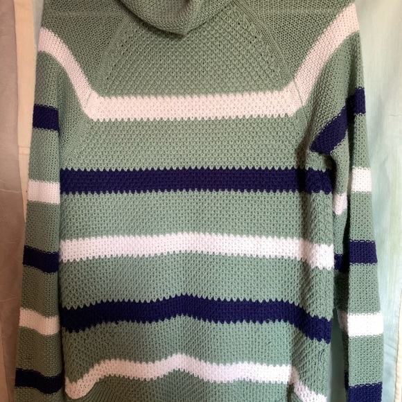 Sell this beautiful sweater. - Picture 3 of 5